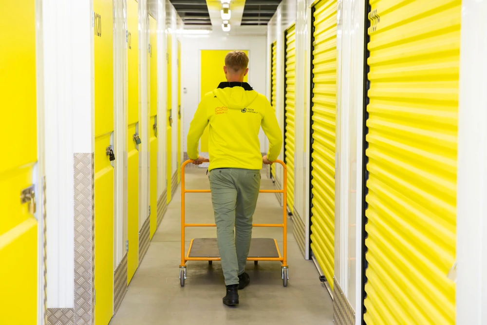 Ein Mann nützt Selfstorage Möglichkeit